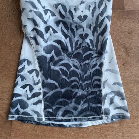 *SOLD* LULULEMON Amala tank black white pattern size 2 - Picture 4 of 10